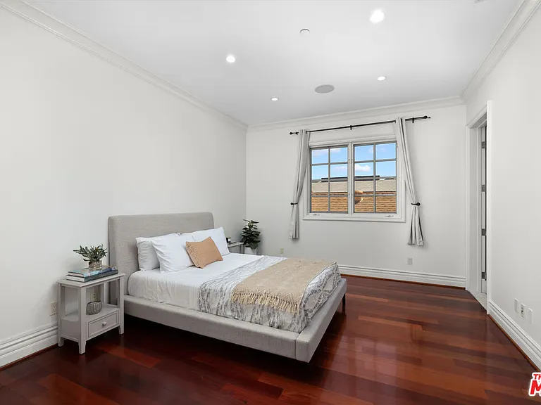 314 N Palm Dr — Photo 30
