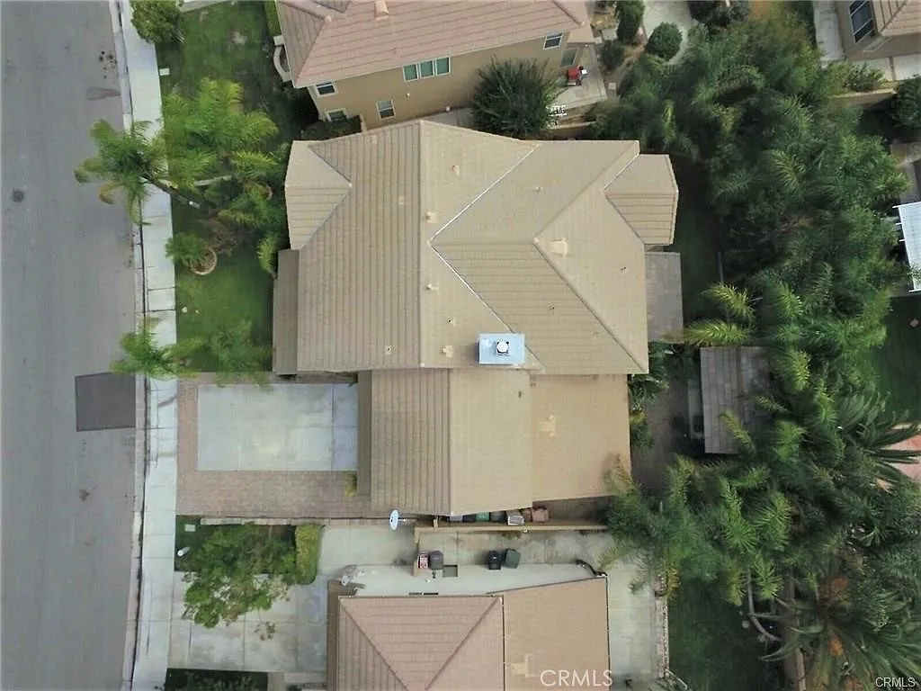 6 bed, 4.5 bath, 4236 sqft, $4,200 — Photo 2