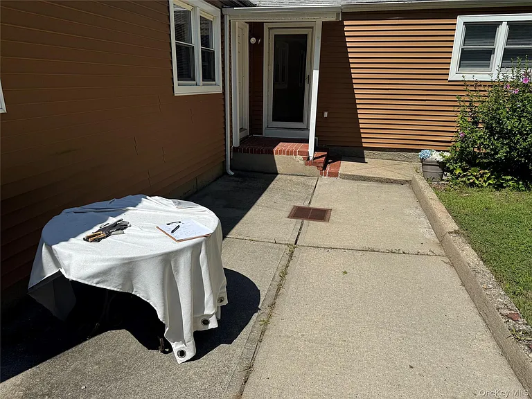 25 Robinson Ave — Photo 12