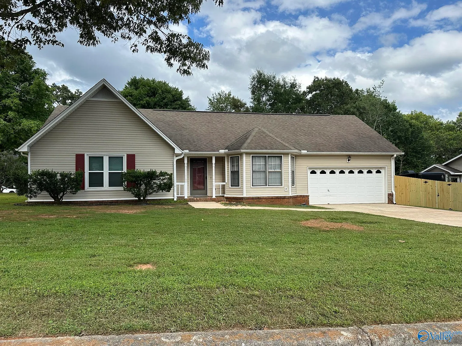 3 bed, 2.0 bath, 1640 sqft, $2,400 — Photo 1