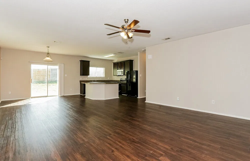 3 bed, 2.0 bath, 1544 sqft, $1,985 — Photo 4