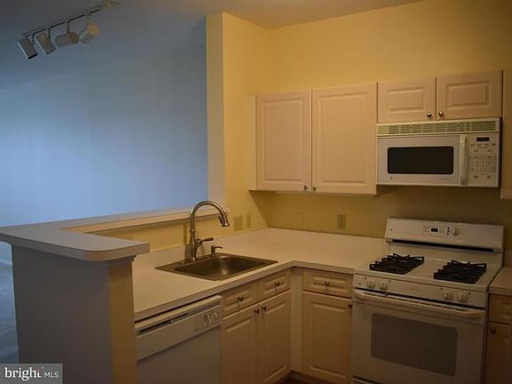 5th image of 1645 International Dr Unit 302