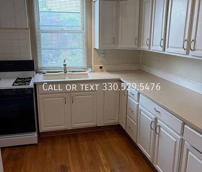 798 W Market St #6 — Photo 8