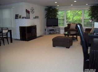 89 Beach Rd, Great Neck, NY 11023