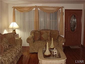 4th image of 2358 Woodcrest Ave