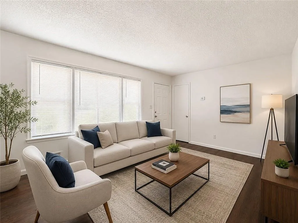 4 bed, 2.0 bath, 1300 sqft, $1,950 — Photo 2