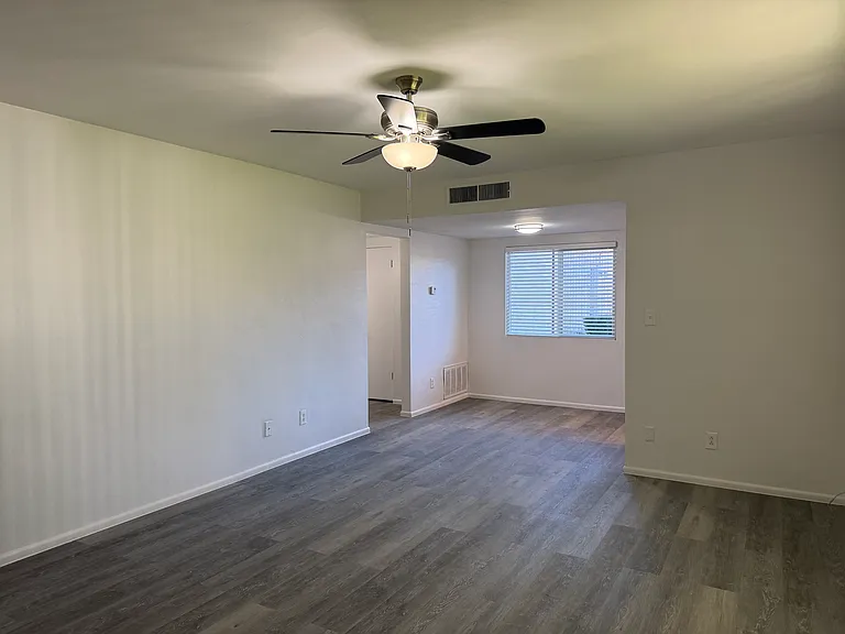 330 W Medlock Dr #107 — Photo 2