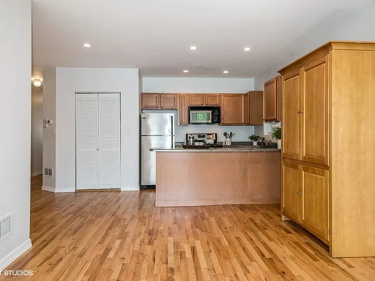 1444 W School St — Photo 9