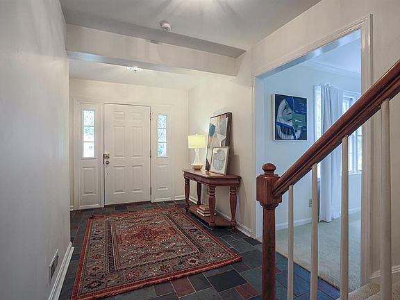 4th image of 811 Lexington Ave