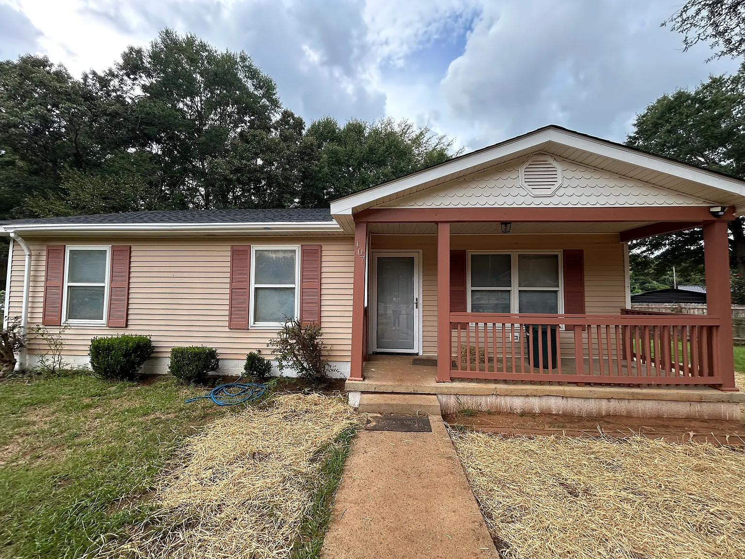 3 bed, 1.5 bath, 1073 sqft, $1,400 — Photo 1