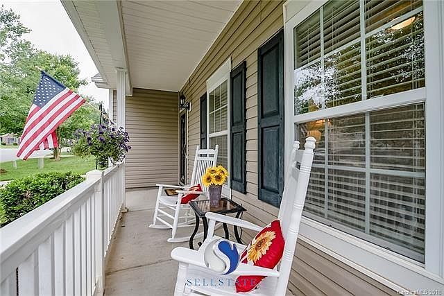 How cute is this porch?!