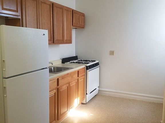 2nd image of 861 E 27th St APT 4I