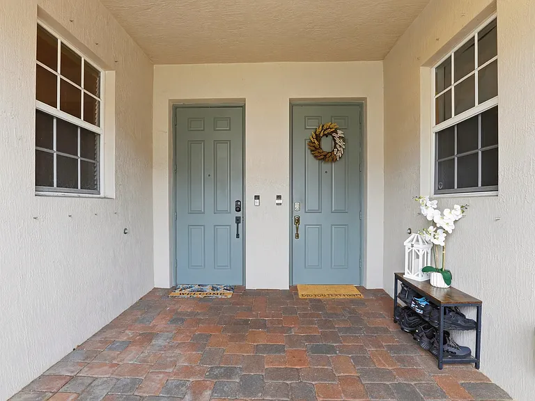 80 Nottingham Pl — Photo 1