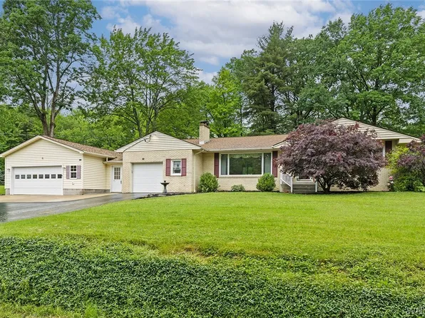 7473 Crestwood Cir, Orchard Park, NY 14127