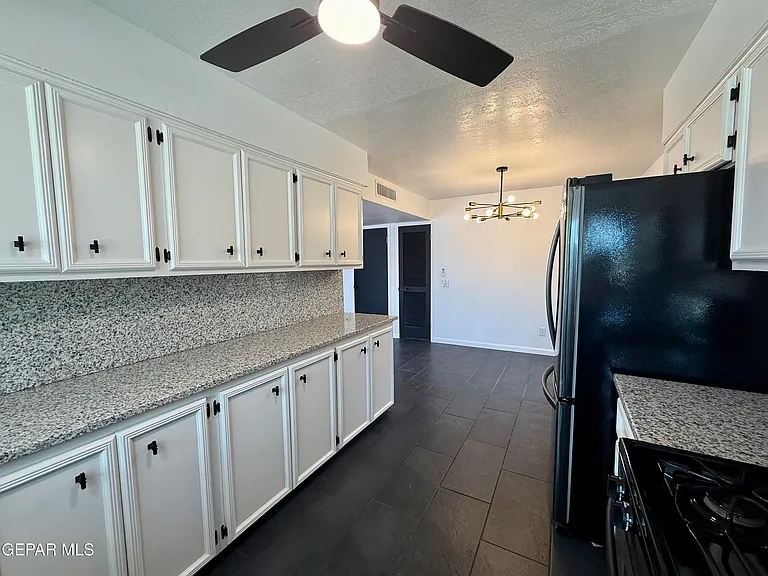 1649 Lomaland Dr — Photo 10