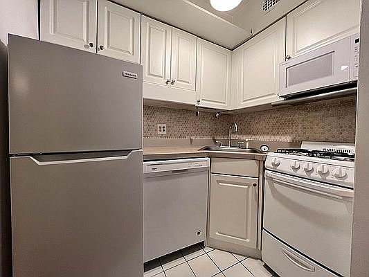 3rd image of 315 W 74th St #H