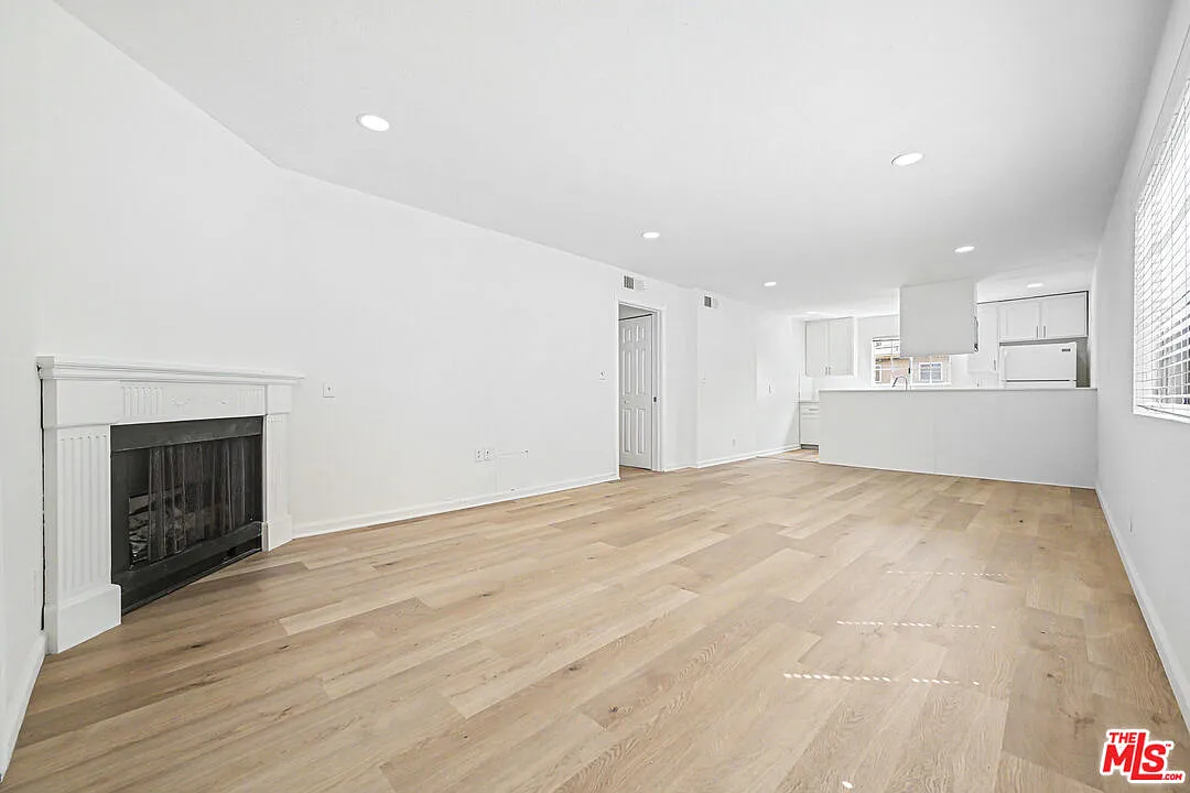 3 bed, 2.0 bath, 1300 sqft, $4,250 — Photo 3