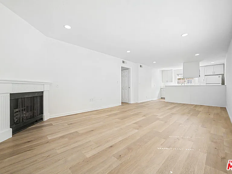 1820 S Barrington Ave #202 — Photo 3