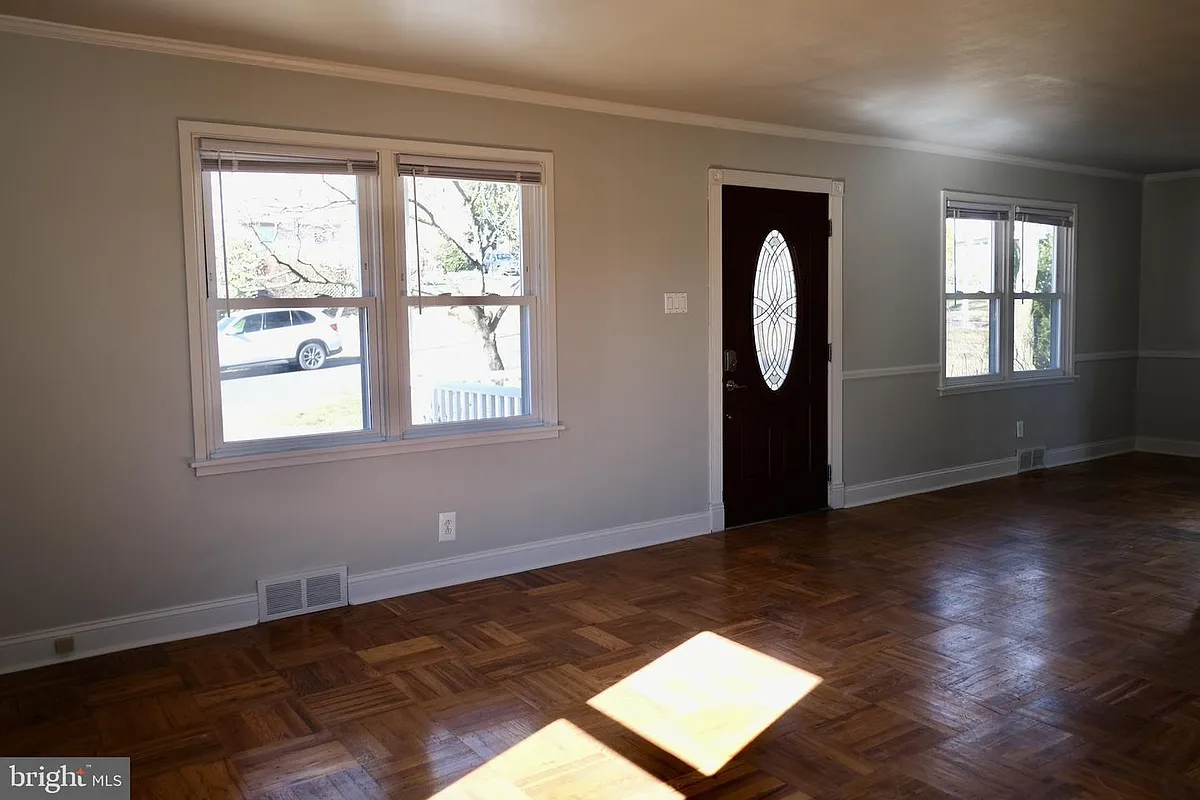 Building Photo - 538 School House Ln