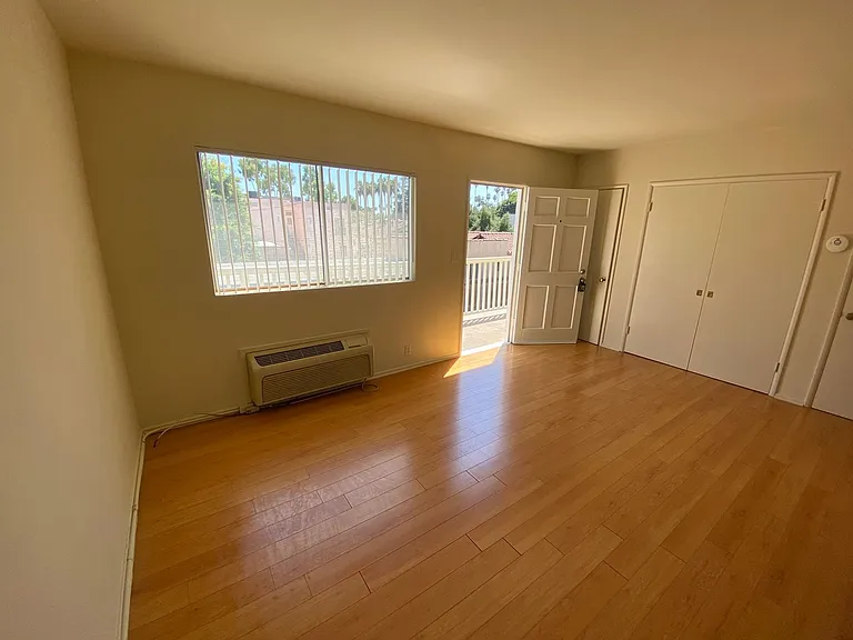 542-544 S Los Robles Ave — Photo 7