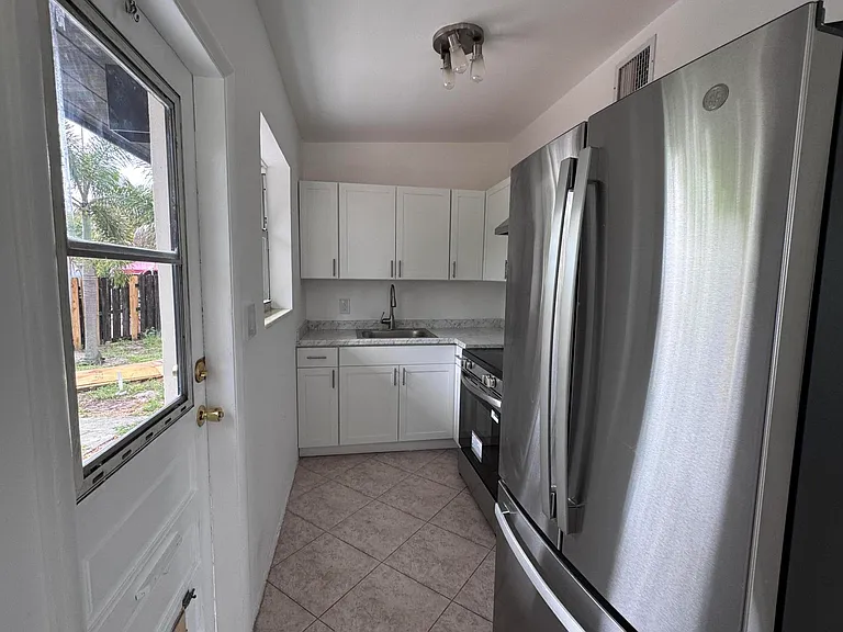 4310 NE 13th Ave — Photo 6