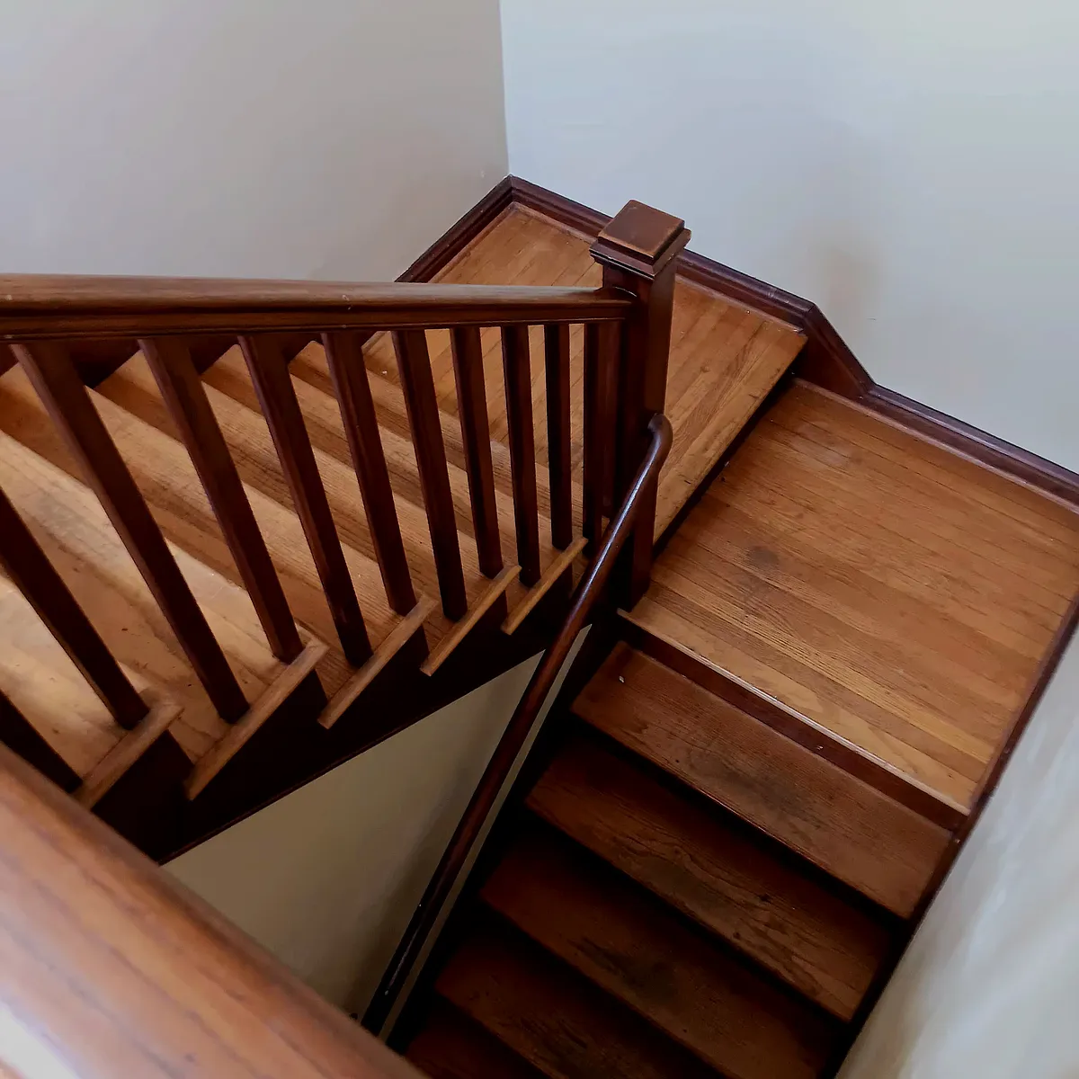 Top of front staircase. Very large wall space area for hanging art. - 4973 Oleatha Ave