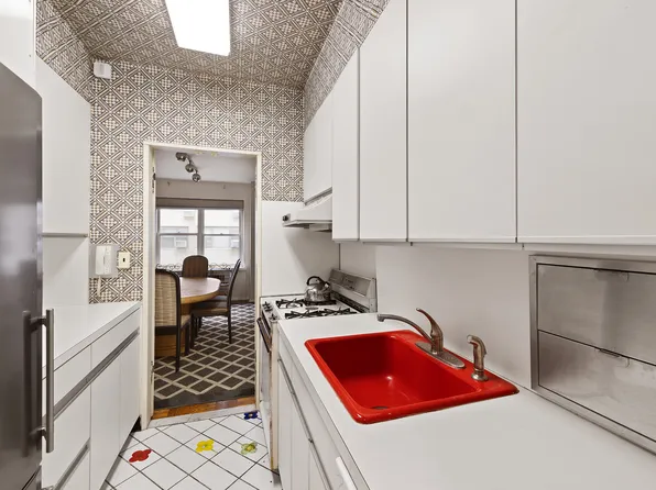 1025 5th Avenue image 3 of 7