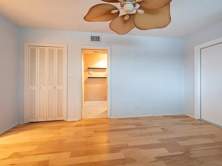3333 NE 36th St #6 — Photo 17