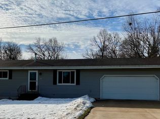 694 Leighton Rd, Waupaca, WI 54981