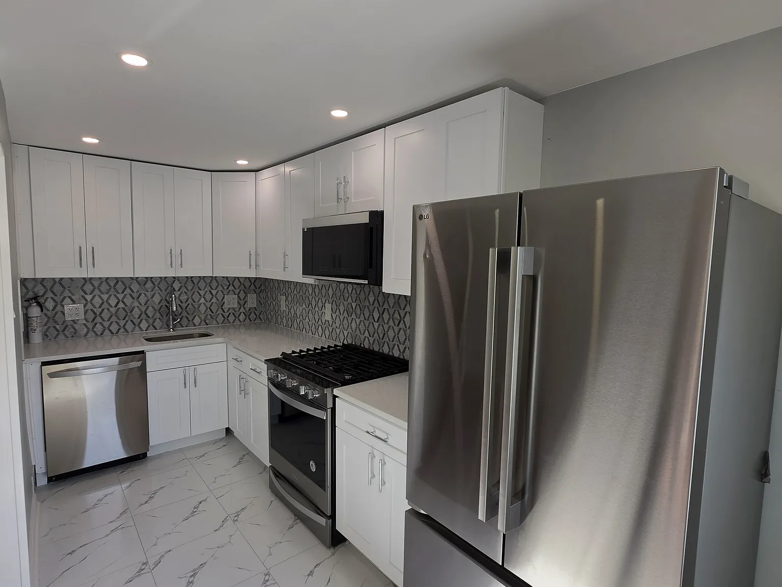 3 bed, 1152 sqft, $1,995 — Photo 2
