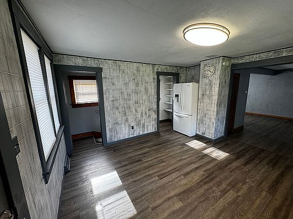 5th image of 501 Black River Ln