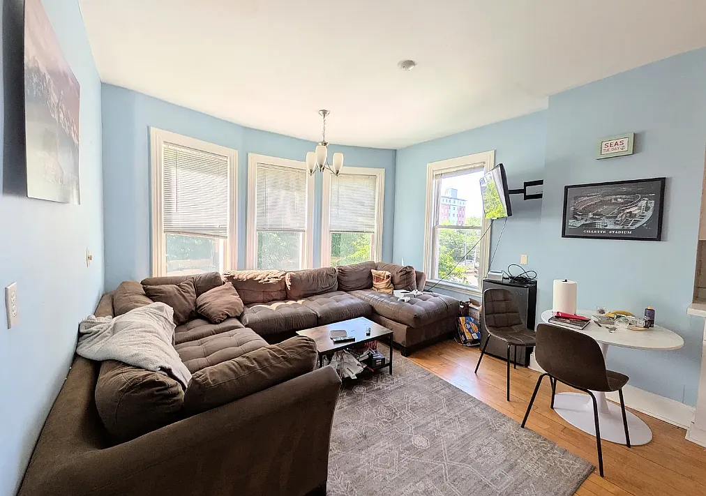 4 bed, 1400 sqft, $4,600 — Photo 3