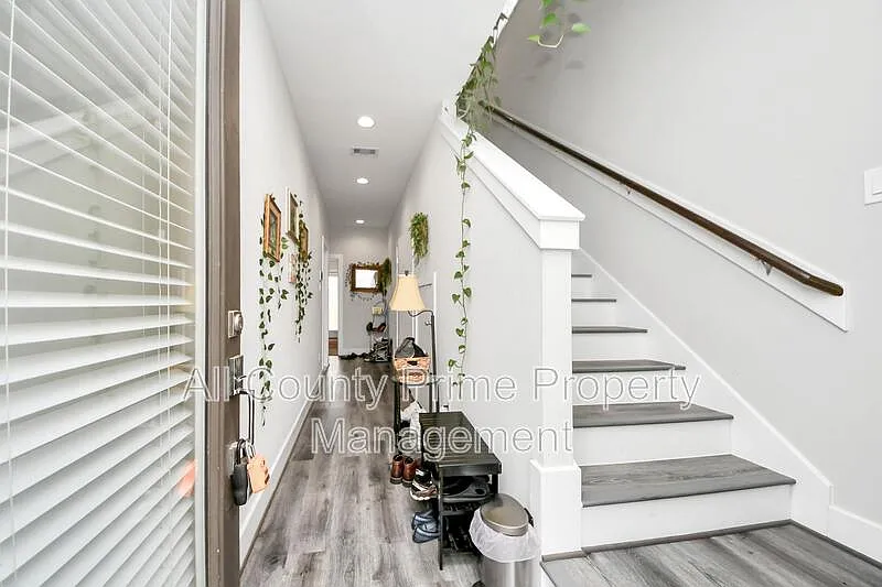 3 bed, 2.0 bath, 1596 sqft — Photo 3