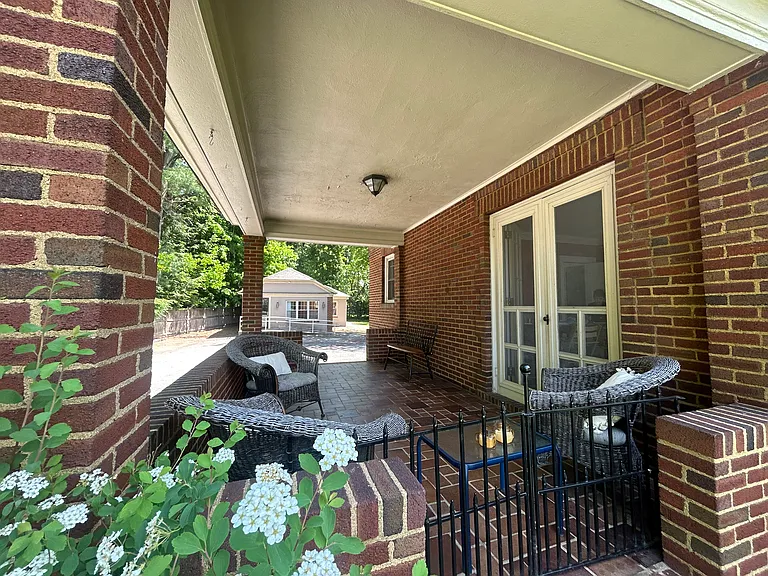 611 Glen St — Photo 16