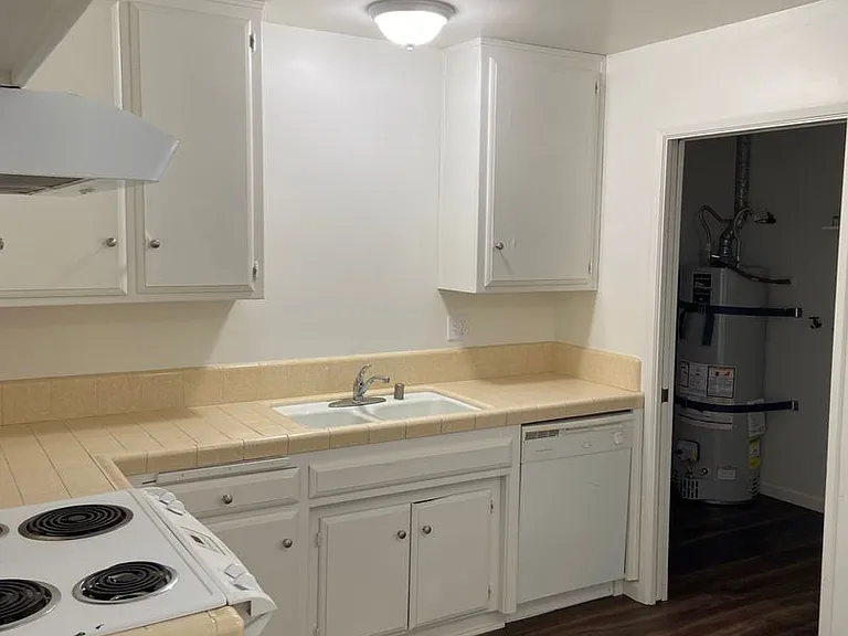 2400 Ashe Rd — Photo 5