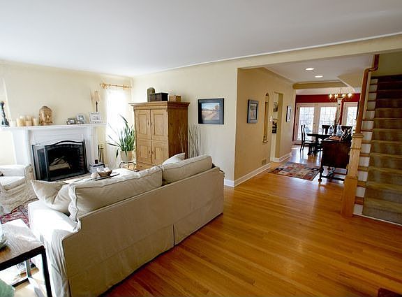 3rd image of 327 Dahlia St