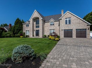 98 Wagstaff Ln, West Islip, NY 11795