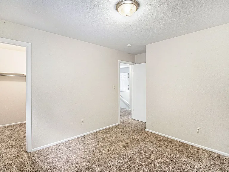 906 Mansfield Dr — Photo 11