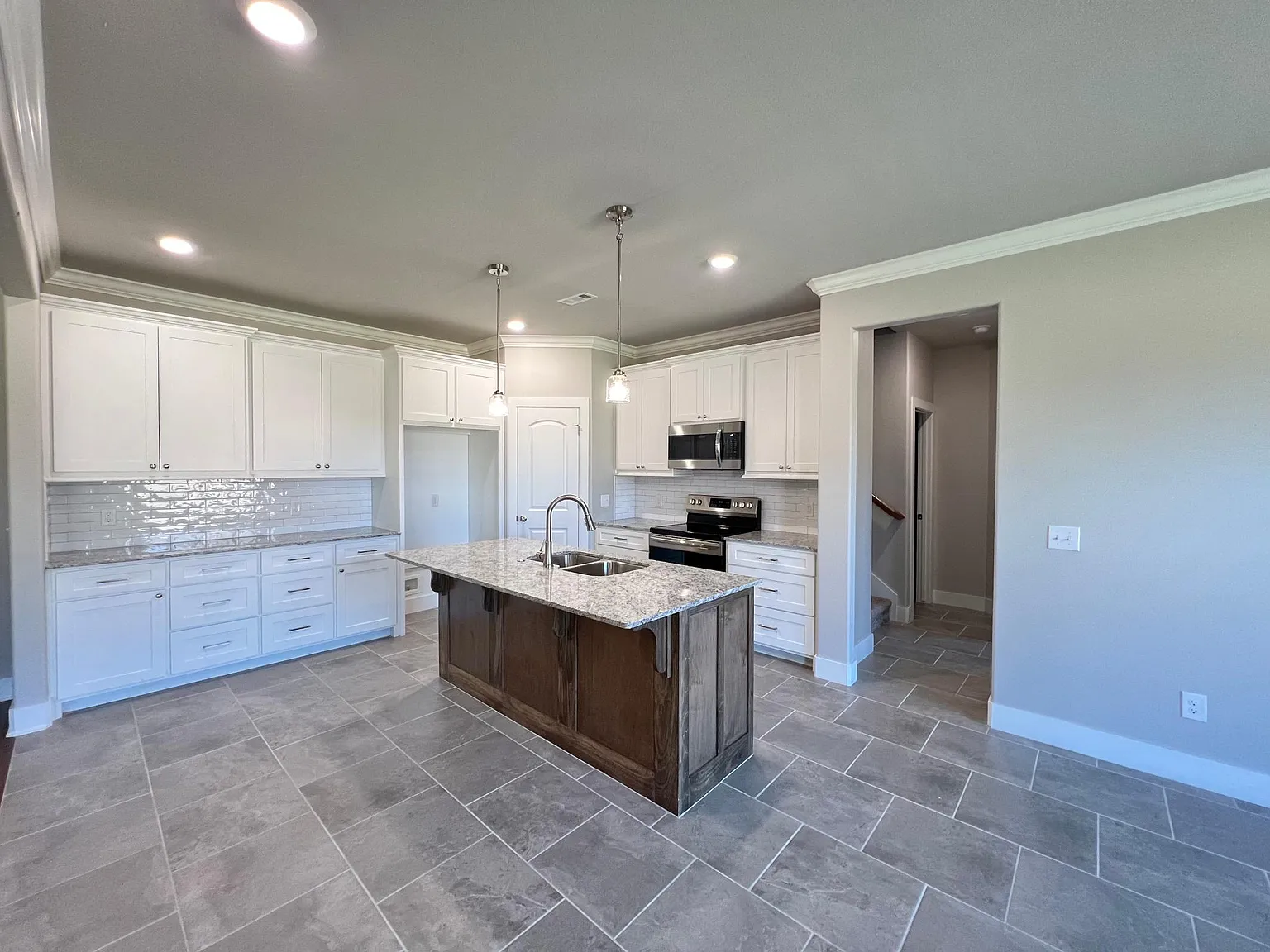 5 bed, 2518 sqft, $2,750 — Photo 4