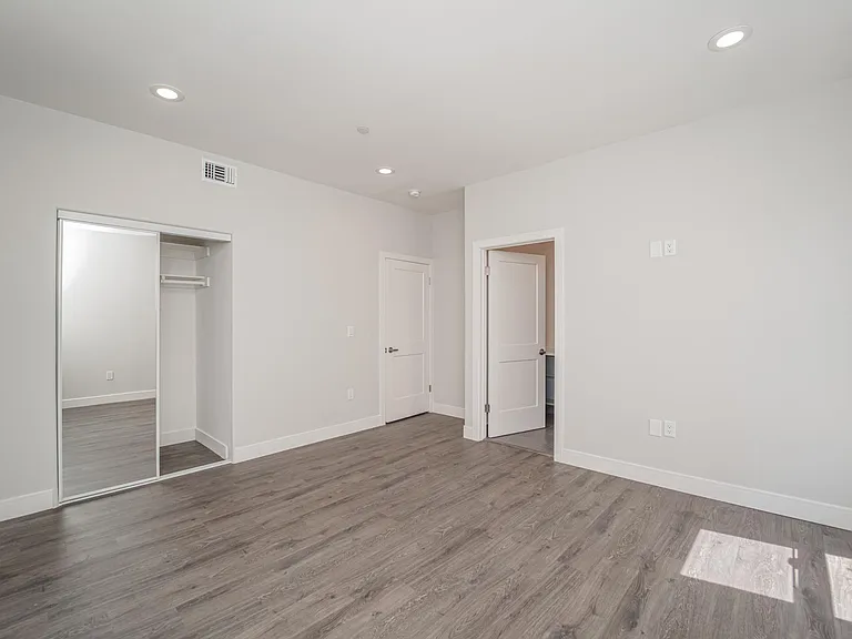4526 1/2 Saint Charles Pl — Photo 11