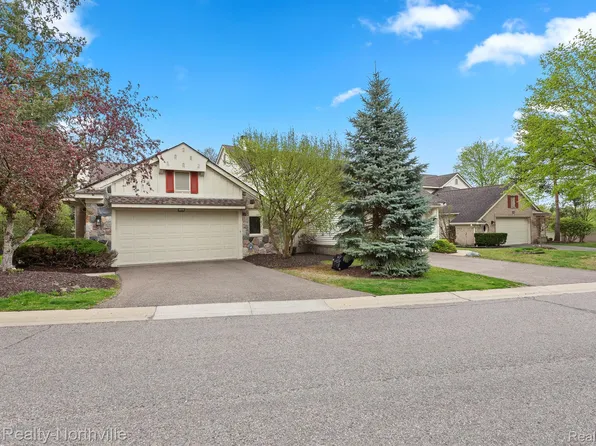 7387 Simsbury Dr, West Bloomfield, MI 48322