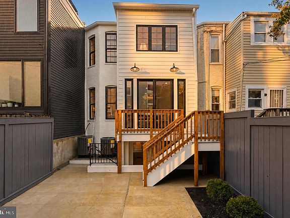 3rd image of 905 11th St NE