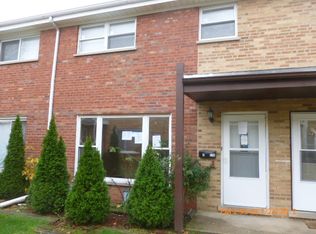 210 Linn Ct APT C, North Aurora, IL 60542