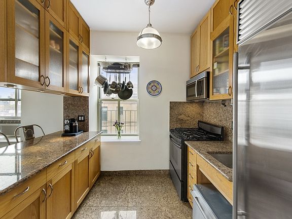 3rd image of 99 Bank St APT 5C