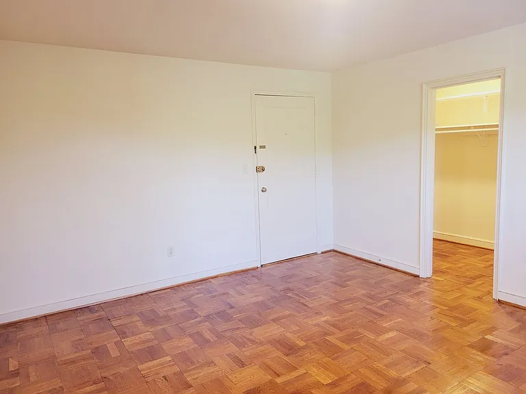 Boulevard Courts Apartments — Photo 17
