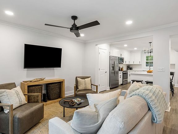 5th image of 135 Heritage Cir