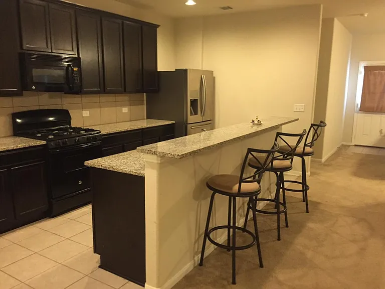 172 Hollis Ln — Photo 2