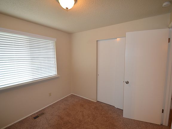 5th image of 2860 Claremont Dr