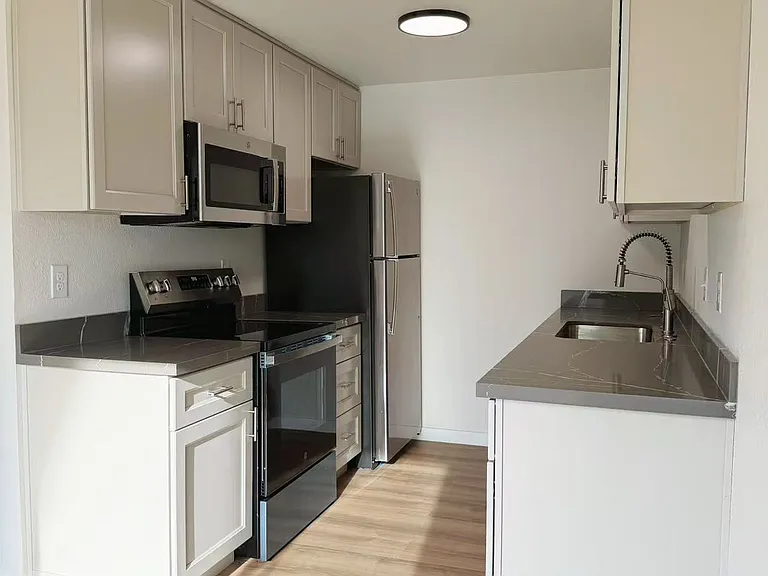 700 W Maple St #E1 — Photo 3