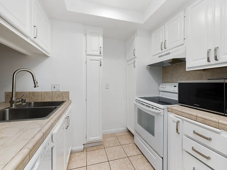 178 4th Ave #11 — Photo 2